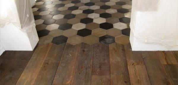 Accostamento di un pavimento in cementine e uno in listoni di legno, by Floor Treatment