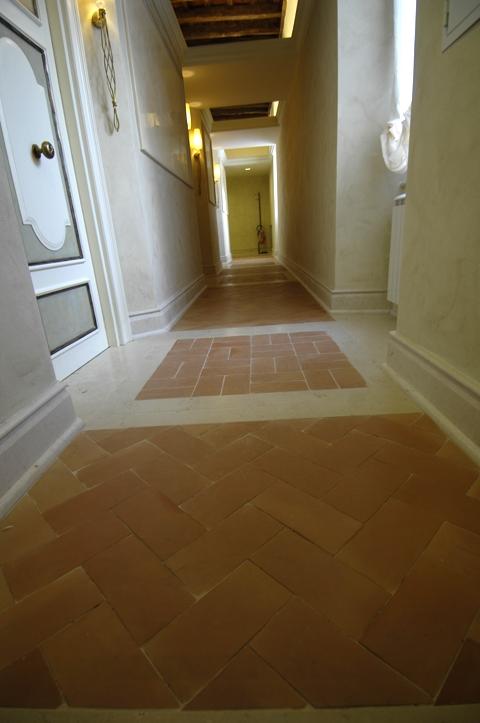 Pavimento misto in cotto e marmo di Trani by Floor Treatment