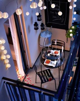 Cena romantica in balcone con lucine da esterno, da homedit.com
