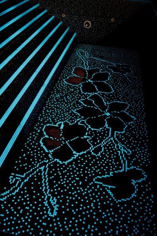 Pavimento fotoluminescente con decorazioni floreali, di Mi.B Italia