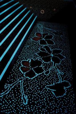 Pavimento fotoluminescente con decorazioni floreali, di Mi.B Italia