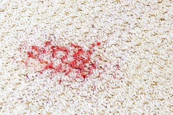Macchia rossa su tappeto