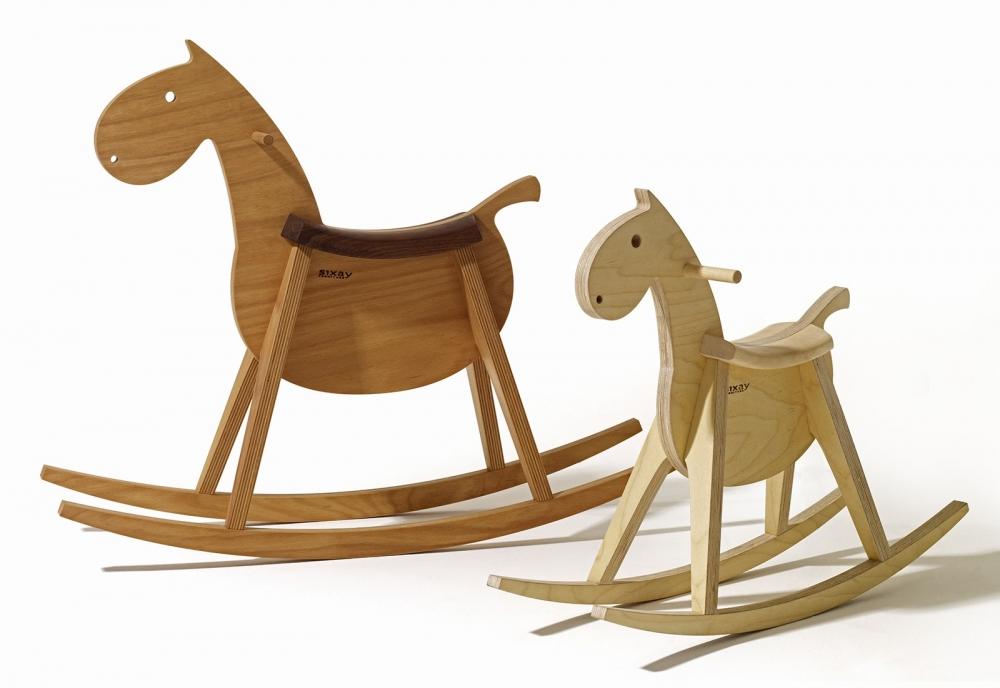 Cavallo a dondolo in legno di design, da Sixai  Furniture