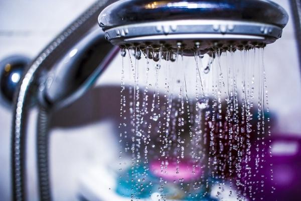 Per risparmiare acqua, è preferibile fare la doccia invece che il bagno