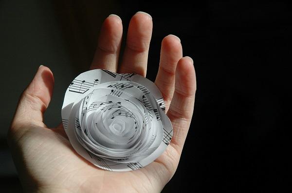 Fiore realizzato con la carta riciclata
