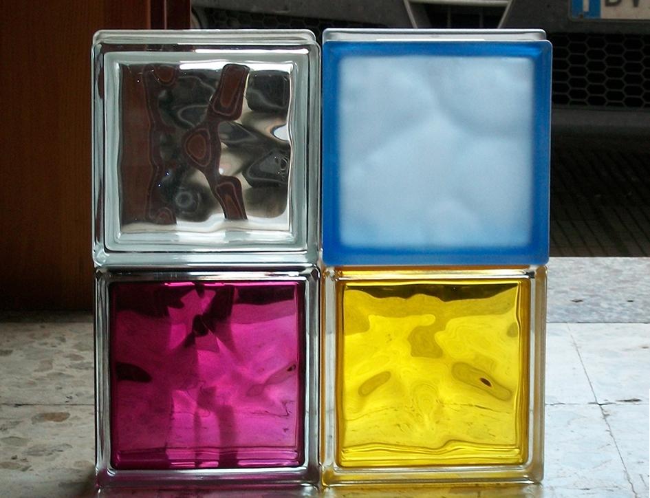 Mattoni di vetro colorati, incolori e satinati di Nuova Cristalvetri