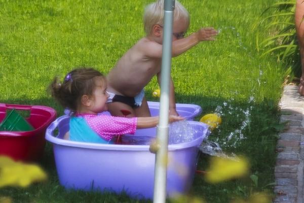 Non lasciare i bambini da soli quando si trovano dentro piscine o vasche