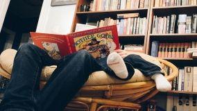 Angolo lettura fai da te: le migliori idee per ricrearlo in casa