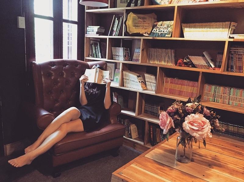La poltrona da lettura può trovare posto accanto alla libreria