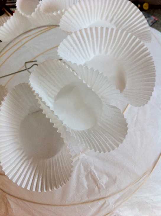 Lampadario con pirottini: tutorial, da designsponge.com