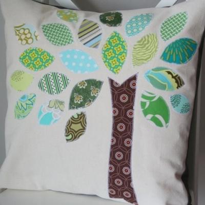 Decorare i cuscini con un albero di stoffa, da cluckclucksew.com