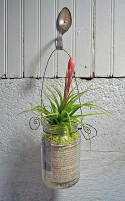 Posate trasformate in ganci per le piante, da hutchstudio.blogspot.com