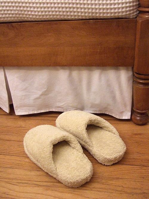 Ciabatte per la doccia con un vecchio asciugamano, da craftynest.com