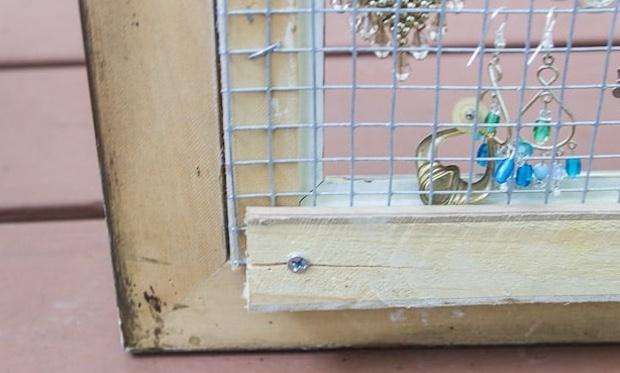 Come fissare la griglia metallica alla cornice, da martysmusings.net