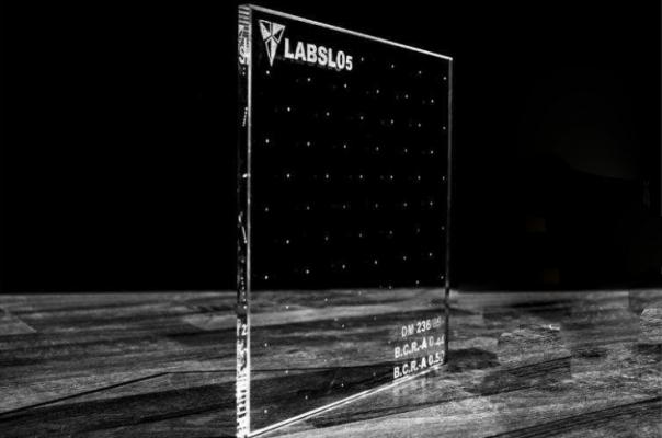 Vetro antiscivolo trasparente con texture puntinata rada di Laborvetro