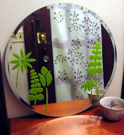 Stencil su specchio del bagno, da designsponge.com