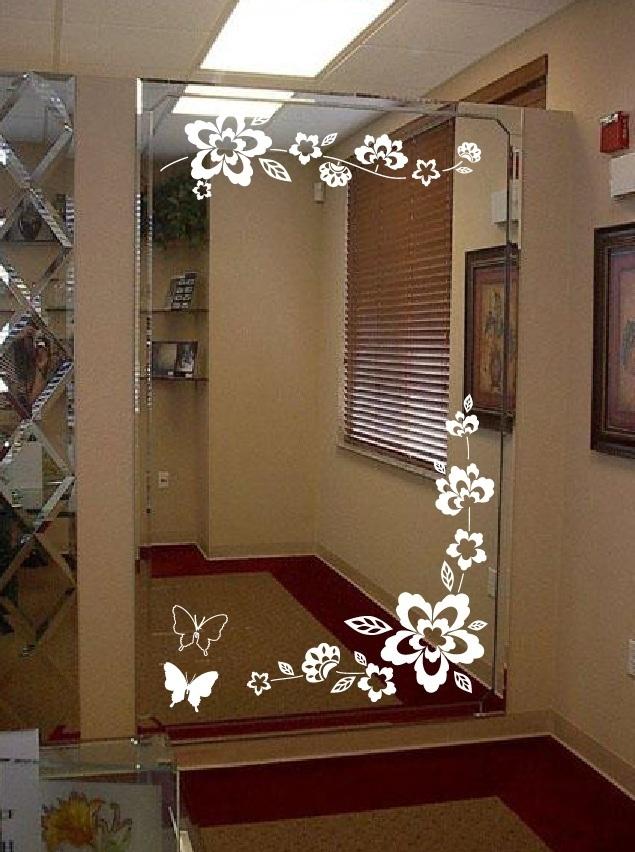 Decori floreali con stencil su specchio, da innovativestencils.com