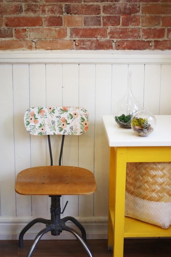 Rivestire lo schienale di una sedia vintage con carta floreale, da thesweetescape.ca