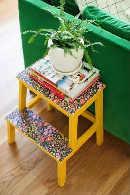 Come decorare lo sgabello in legno Ikea, da thislittlestreet.com