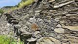 Rozza scaletta di accesso al livello posteriore in un muro a secco ad Arvier in Valle d'Aosta