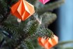 Addobbi natalizi con gli origami, da howaboutorange.blogspot.com