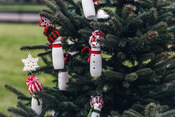 Decorazioni natalizie per l'albero con oggetti riciclati