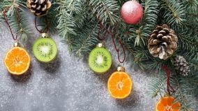 Decorazioni con verdure e frutta per l'albero di Natale