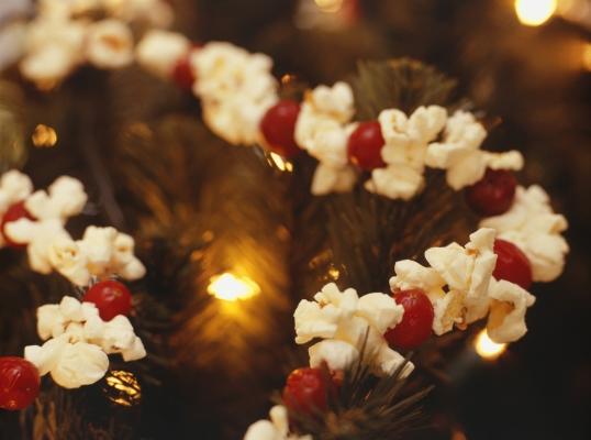 Decorazioni con verdure: ghirlanda natalizia di popcorn