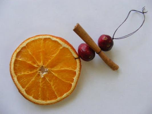 Decorazioni natalizie con arancia e cannella, da our-everyday-art.com
