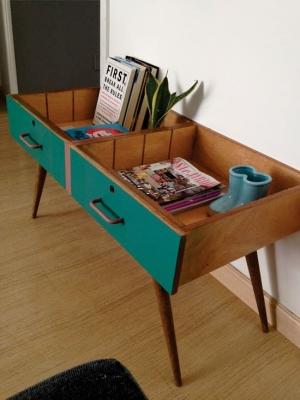 Tavolino contenitore vintage con vecchi cassetti, da recyclart.org