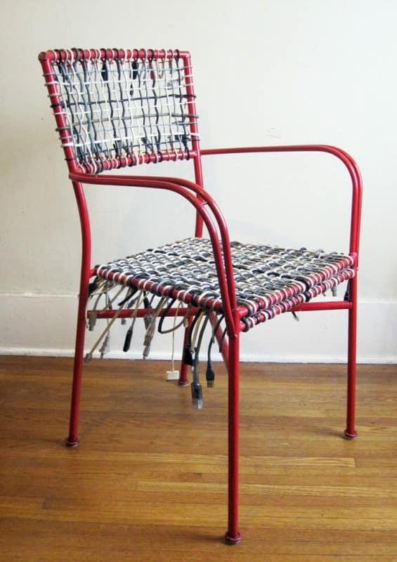 Idee riciclo creativo: Sedia rivestita con vecchi cavi, da recyclart.org