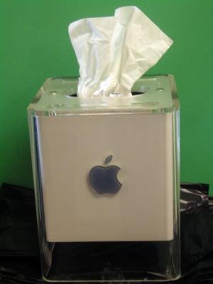 Dispenser di fazzoletti con il riciclo creativo del vecchio Mac, da instructables.com