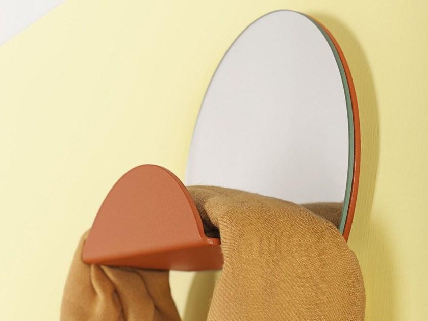 Specchio, appendiabiti e svuota tasche colorato per ingresso moderno, da Formae