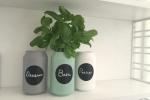 Vecchie lattine trasformate in vasetti per coltivare le erbe aromatiche, da grillo-designs.com