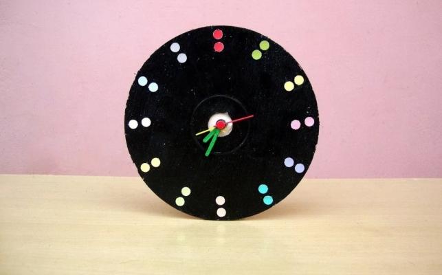 Idee per riciclare vecchi cd: orologio da tavolo, da madebylakshmi.com