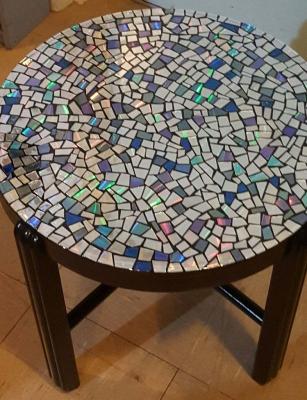 Riciclo creativo: un mosaico di cd per il tavolino, da instructables.com
