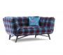 Il divano in tartan è un perfetto compagno di relax, da Roche Bobois