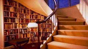 Come ottimizzare lo spazio nel sottoscala con una libreria