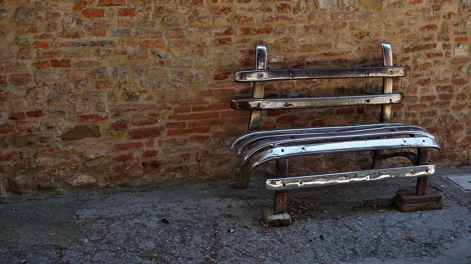 Riciclo creativo di componenti metalliche: panchina fabbricata con un vecchio paraurti