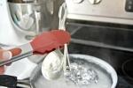 Acqua calda, bicarbonato e un foglio di alluminio per pulire le posate in argento, da mom4real.com