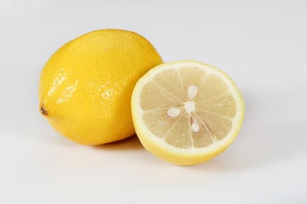 Il limone è efficace per lucidare le posate