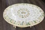 Mosaico di piatti spaiati per rivestire un vecchio tavolo, da hometalk.com