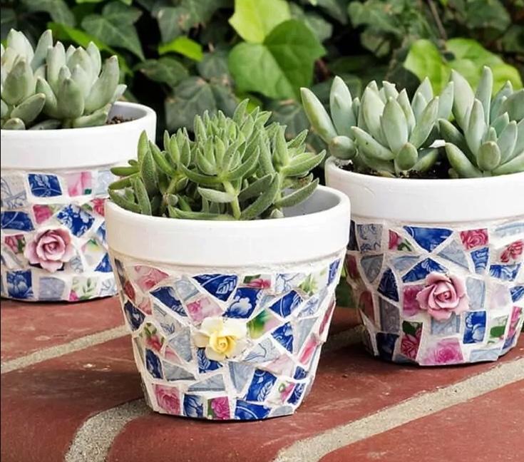 Personalizzare i vasi delle piantine con un mosaico di piatti spaiati, da kenarry.com