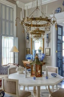 La luce all'interno di una casa massimalista, da laurelberninteriors.com