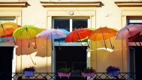 Riciclo creativo: ecco come recuperare gli ombrelli rotti