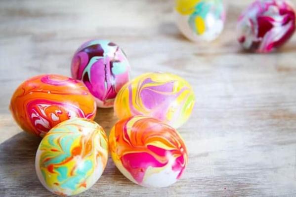 Lavoretti di Pasqua: uova decorate con lo smalto, da helloglow.co