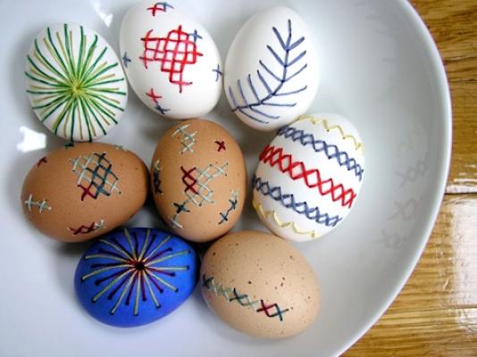Lavoretti Pasqua: uova ricamate, da designsponge.com