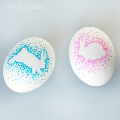 Lavoretti di Pasqua: uova decorate con coniglietti, da cutesycrafts.com