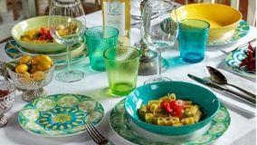 Set tavola da esterni: colori vivaci per la mise en place estiva