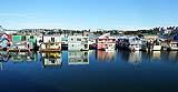 Villaggio spontaneo di case galleggianti a Victoria in Canada